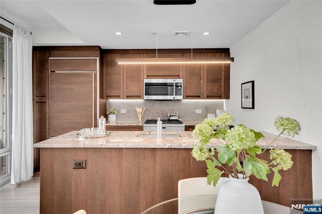 1000 Ave At Port Imperial 102, Weehawken, NJ 07086