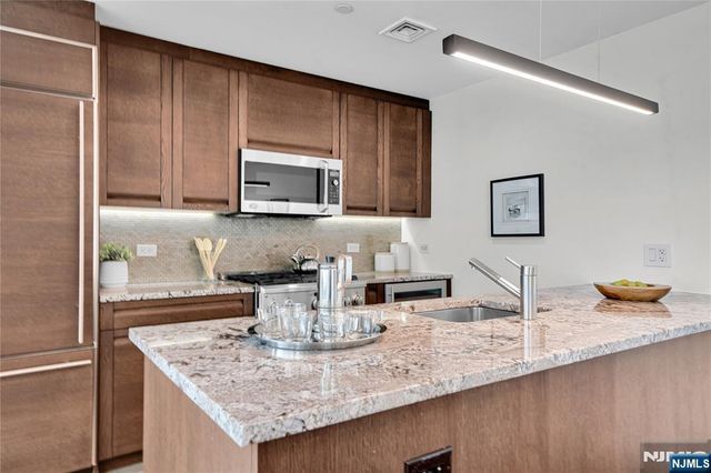 1000 Ave At Port Imperial 102, Weehawken, NJ 07086