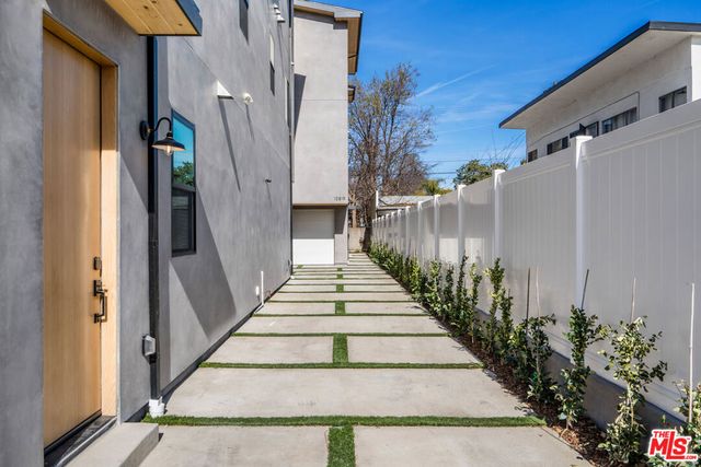 10819 Morrison Street 3, North Hollywood, CA 91601