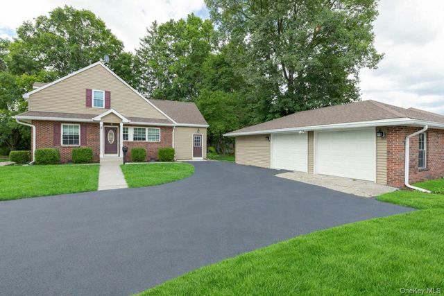 3 Mansion Drive, Hyde Park, NY 12538