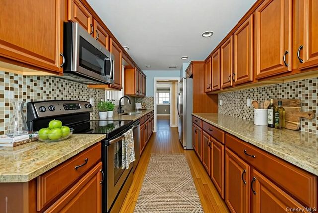 3 Mansion Drive, Hyde Park, NY 12538