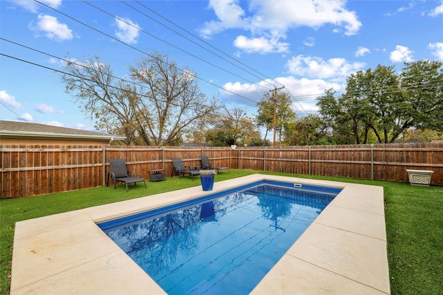 5000 Calmont Avenue, Fort Worth, TX 76107