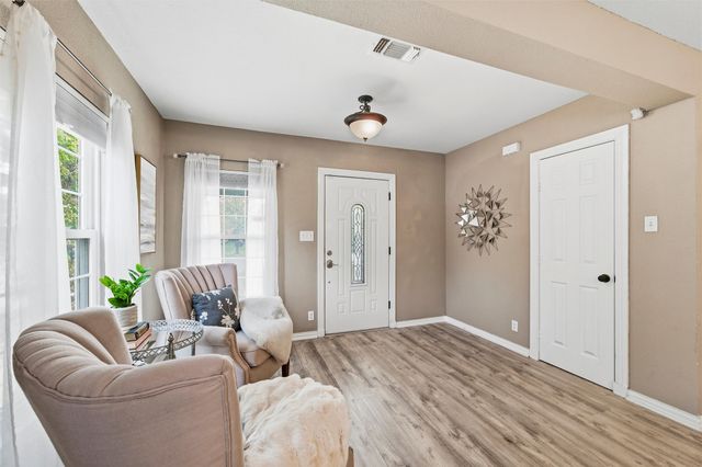 5000 Calmont Avenue, Fort Worth, TX 76107