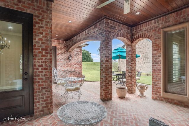 302 Bevly Lake Drive, Bossier City, LA 71111