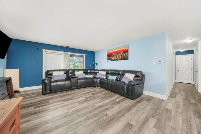 7100 W 95th Street 312, Oak Lawn, IL 60453