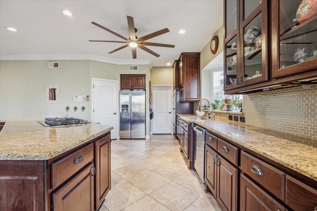 5 Harbor Lane, Kemah, TX 77565