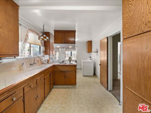 144 W 45th Street, Los Angeles, CA 90037