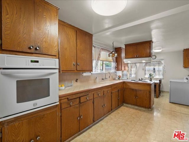 144 W 45th Street, Los Angeles, CA 90037