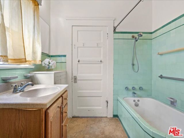 144 W 45th Street, Los Angeles, CA 90037