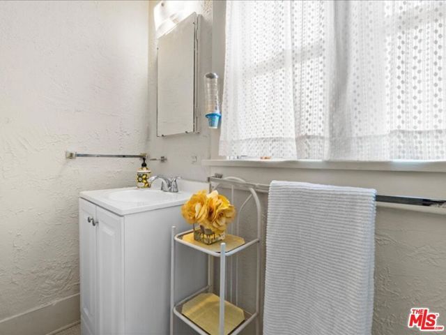 144 W 45th Street, Los Angeles, CA 90037