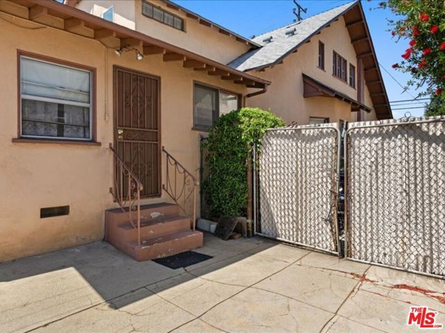 144 W 45th Street, Los Angeles, CA 90037