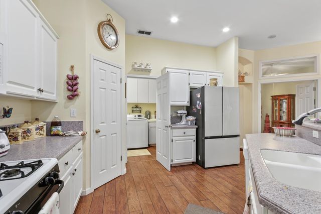 8450 Alameda Park Dr, Elk Grove, CA 95624