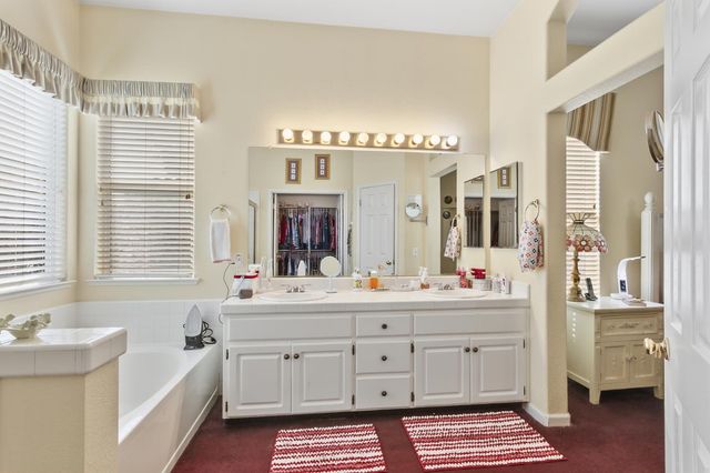 8450 Alameda Park Dr, Elk Grove, CA 95624