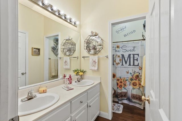 8450 Alameda Park Dr, Elk Grove, CA 95624