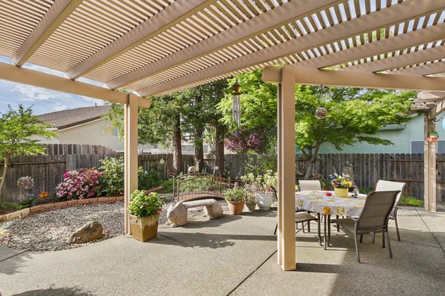 8450 Alameda Park Dr, Elk Grove, CA 95624