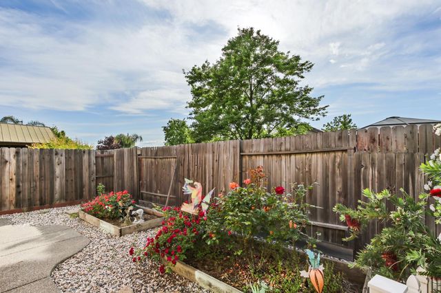 8450 Alameda Park Dr, Elk Grove, CA 95624