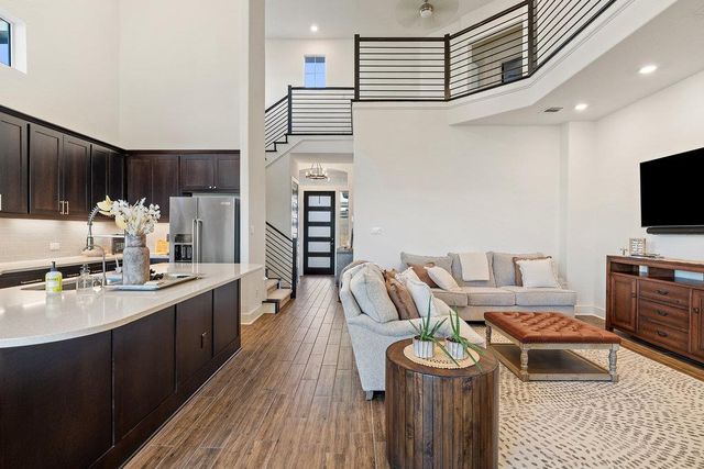 427 Cartwheel BND 92, Austin, TX 78738