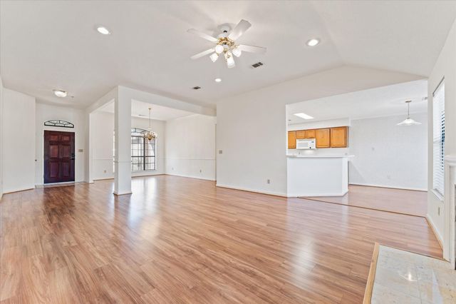 215 Deep Dale Lane, Conroe, TX 77304