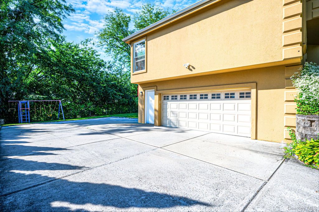 150 Mimosa Drive, Roslyn, NY 11576 — photo 4