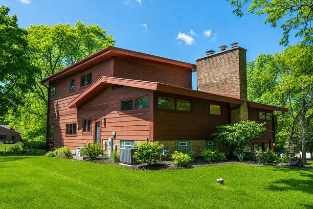1530 Fairhaven BOULEVARD, Elm Grove, WI 53122