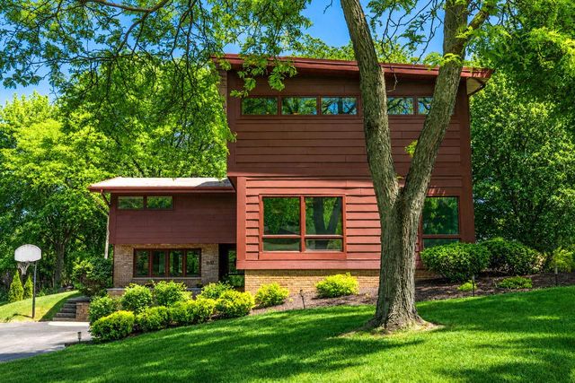 1530 Fairhaven BOULEVARD, Elm Grove, WI 53122