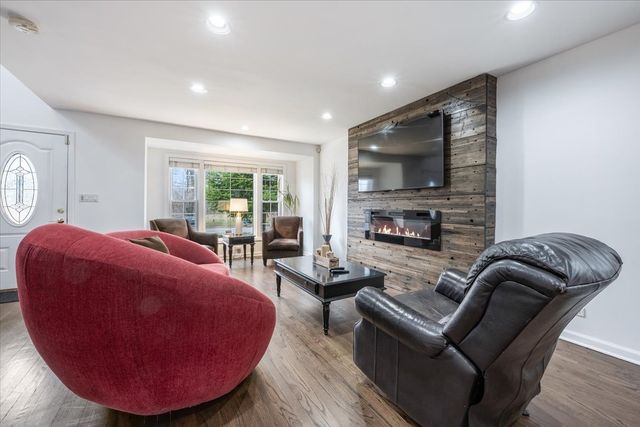 5877 N Central Avenue, Chicago, IL 60646