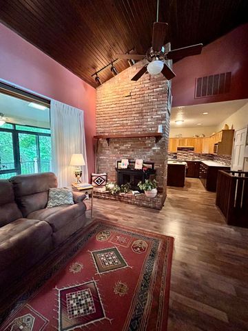 1352 E 400 Road, Bolivar, MO 65613