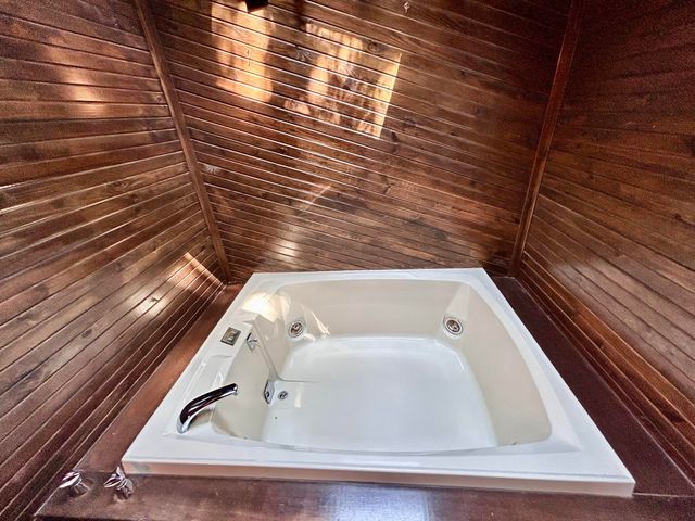 1352 E 400 Road, Bolivar, MO 65613