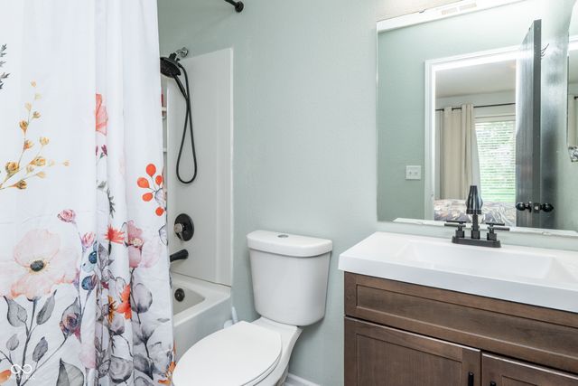 221 Creekside Court, Whiteland, IN 46184