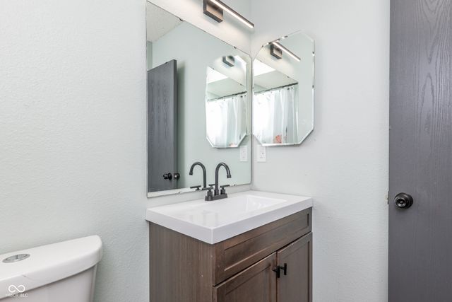 221 Creekside Court, Whiteland, IN 46184