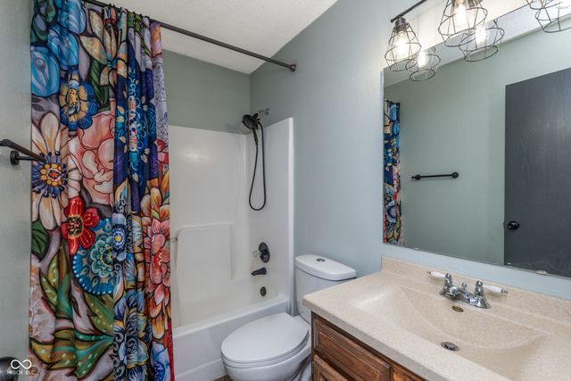 221 Creekside Court, Whiteland, IN 46184