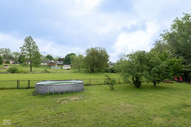 221 Creekside Court, Whiteland, IN 46184