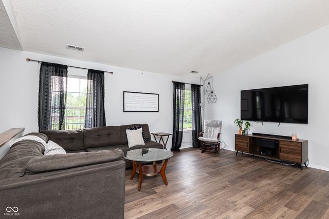 221 Creekside Court, Whiteland, IN 46184