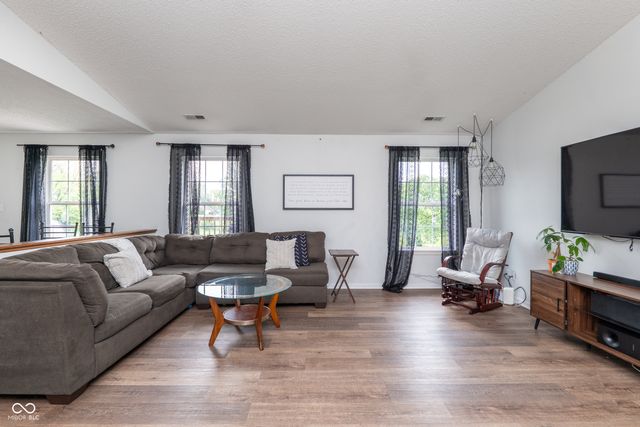 221 Creekside Court, Whiteland, IN 46184