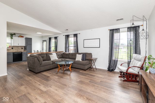 221 Creekside Court, Whiteland, IN 46184