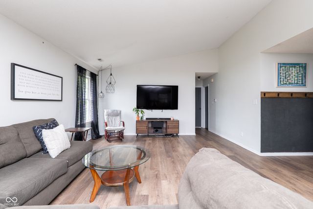 221 Creekside Court, Whiteland, IN 46184