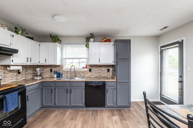 221 Creekside Court, Whiteland, IN 46184