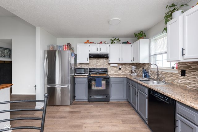 221 Creekside Court, Whiteland, IN 46184