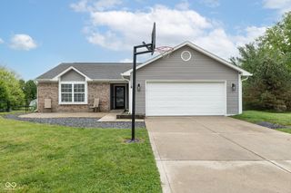 221 Creekside Court, Whiteland, IN 46184
