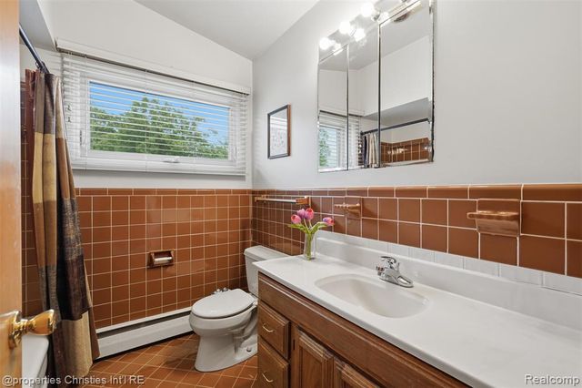 1318 S Williams Lake Road, White Lake, MI 48386