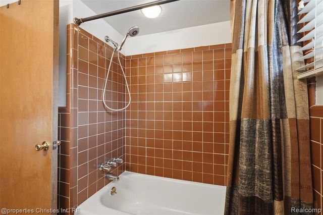 1318 S Williams Lake Road, White Lake, MI 48386