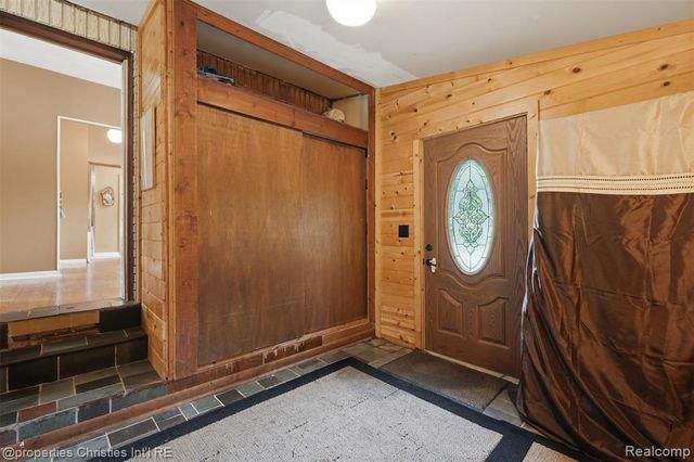 1318 S Williams Lake Road, White Lake, MI 48386