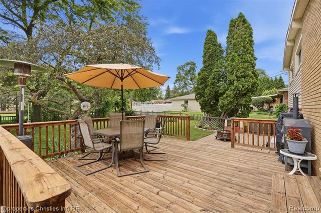 1318 S Williams Lake Road, White Lake, MI 48386