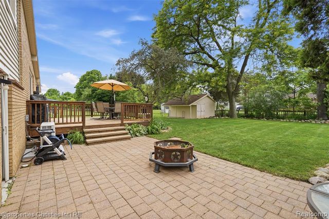 1318 S Williams Lake Road, White Lake, MI 48386
