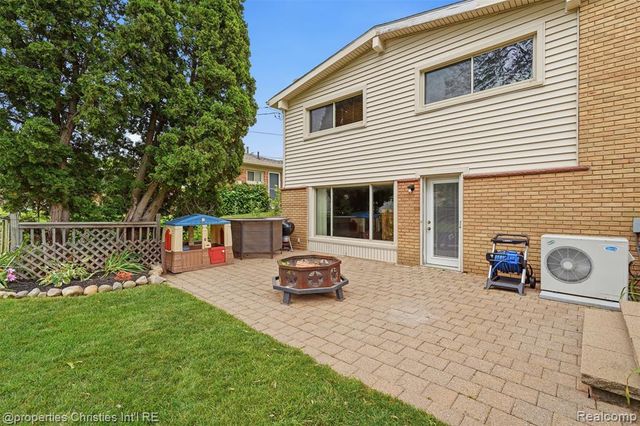 1318 S Williams Lake Road, White Lake, MI 48386