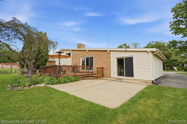1318 S Williams Lake Road, White Lake, MI 48386