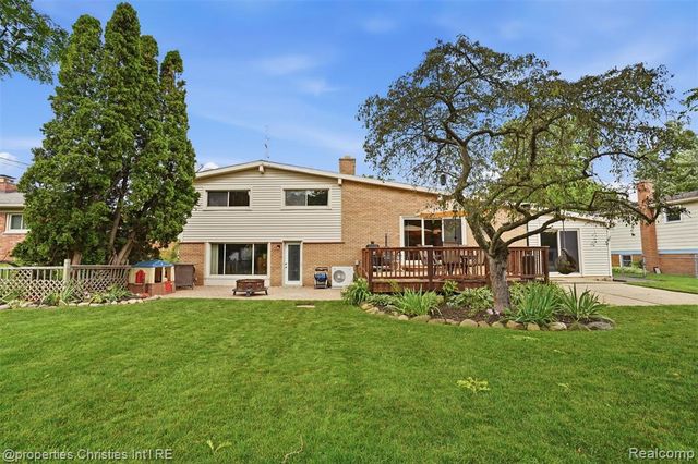 1318 S Williams Lake Road, White Lake, MI 48386