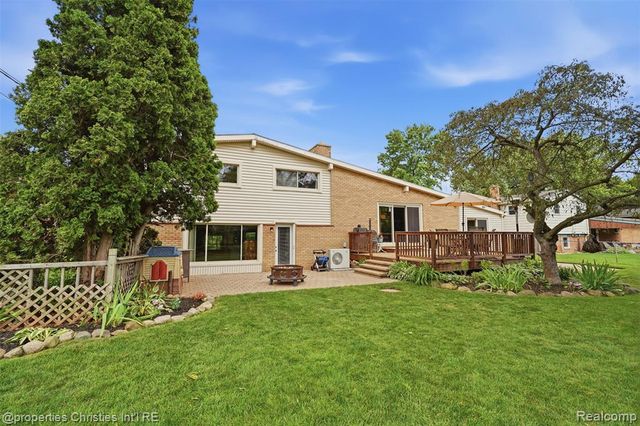 1318 S Williams Lake Road, White Lake, MI 48386