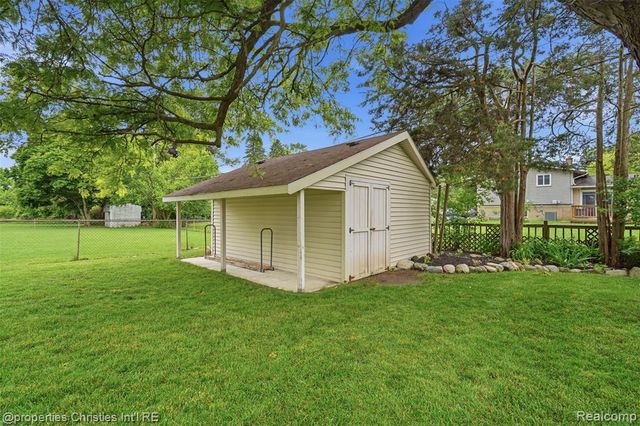 1318 S Williams Lake Road, White Lake, MI 48386