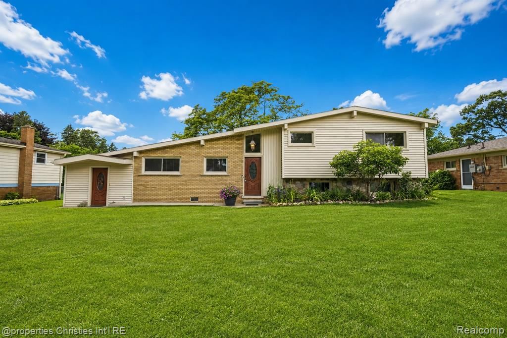 1318 S Williams Lake Road, White Lake, MI 48386